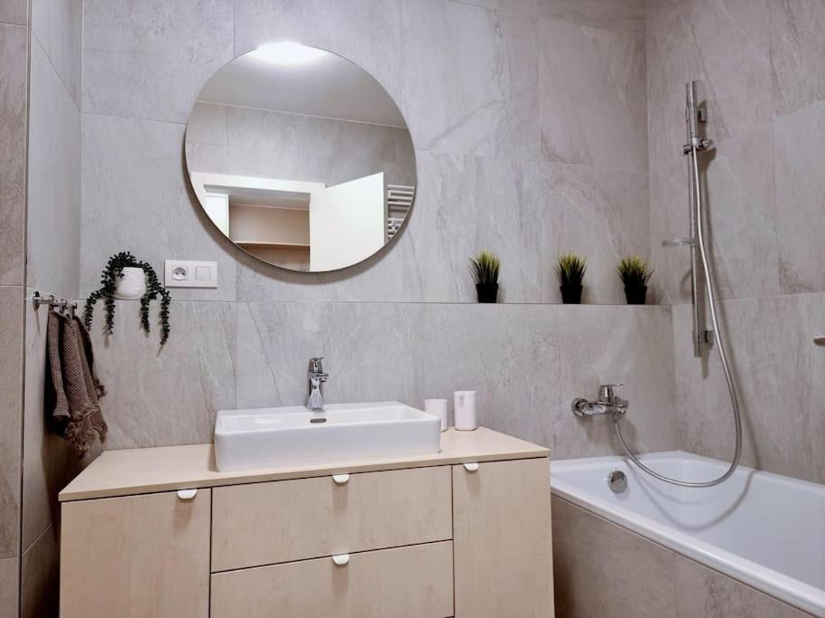Apartment Zwirn, Free Parking, 24/7 Access Bratislava Esterno foto